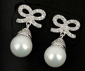 Romantische Ohrstecker mit Perlen und Schleife
